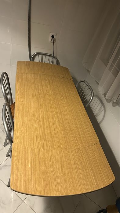 Mesa de cozinha com 4 cadeira