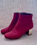 Botins bordeuax e salto dourado