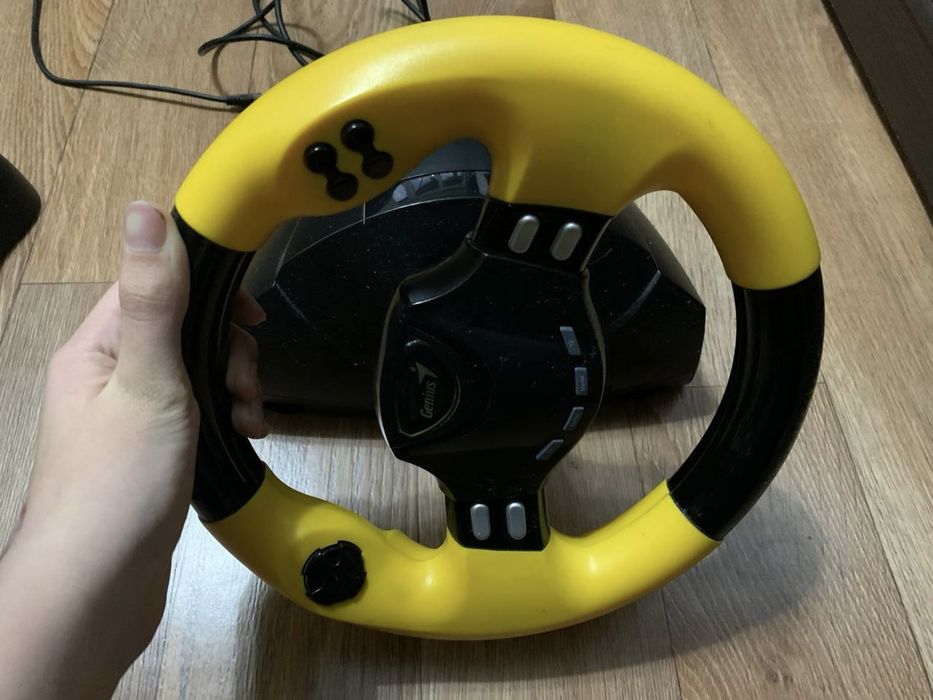 Компьютерный игровой руль Genius