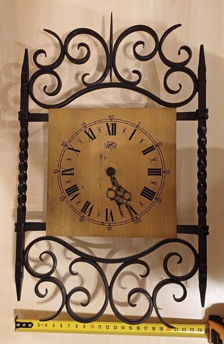 Zegar ścienny UPG Halle, lata 50/60 – mosiężna tarcza, kuta rama