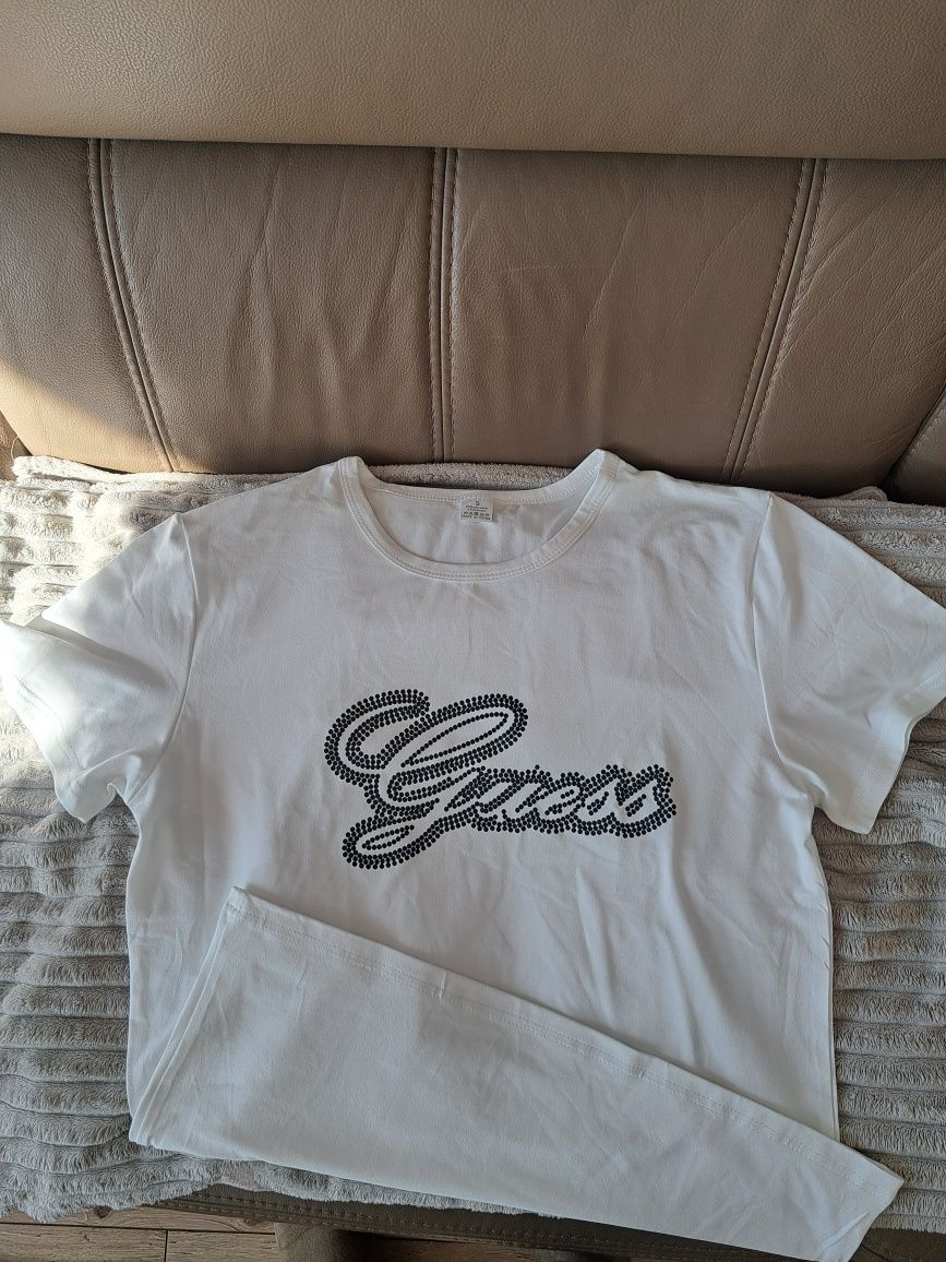 Biały t shirt z nadrukiem guess