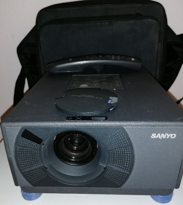 Projetor de video Sanyo PLC-SU07E, + mala epson, sem lampada