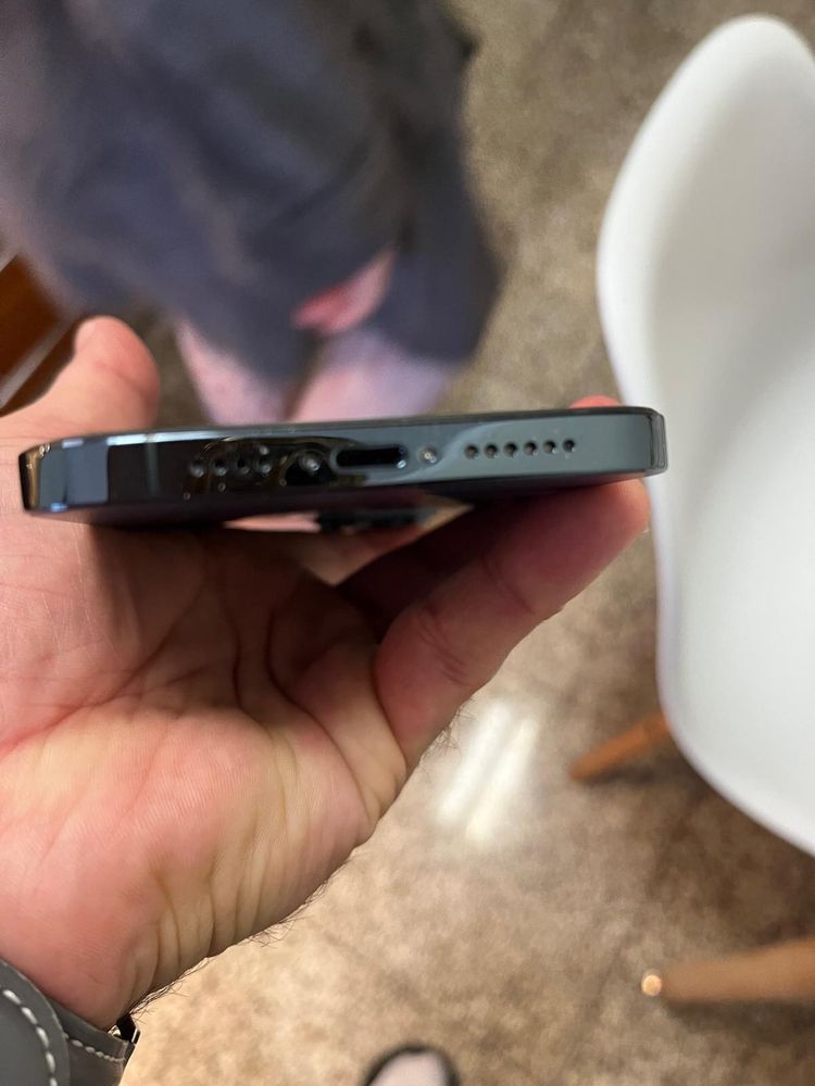 Iphone 12 pro max com ecra estalado