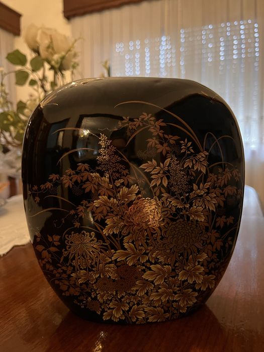 Jarra preta e dourada  em porcelana estilo vintage Shibata