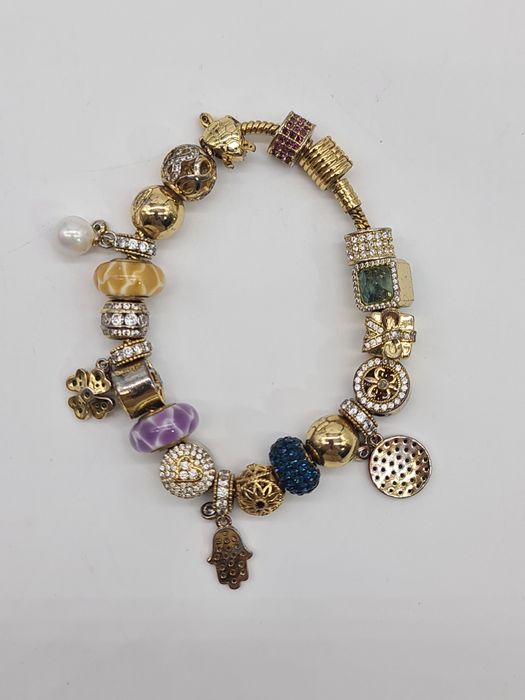 Pulseira de contas com vários pendentes