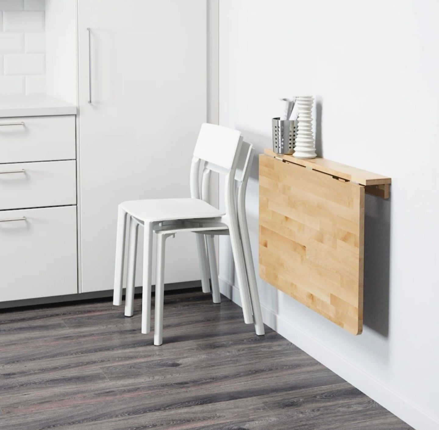 Banco alto c/encosto, dobrável, branco com mesa dobrável de parede.