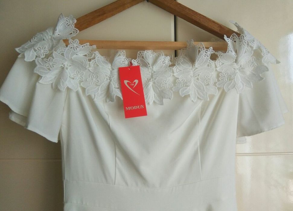 Сукня святкова ніжна біла