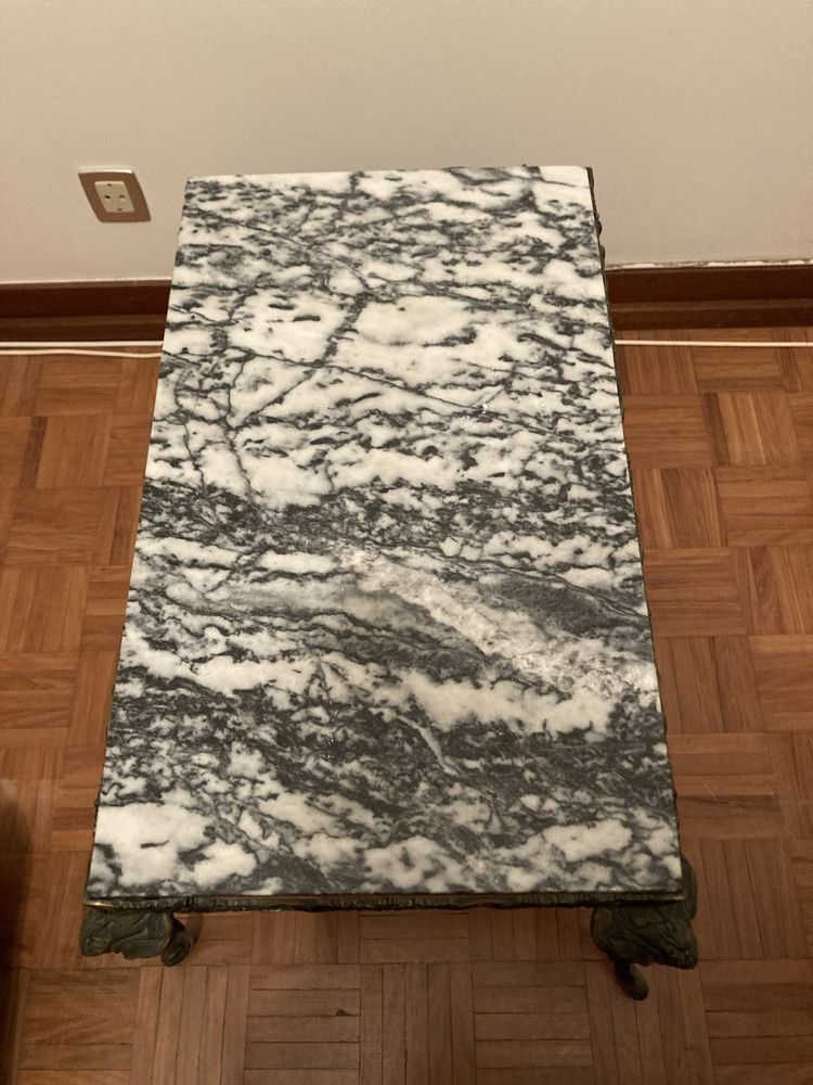 Mesa em ferro forjado com tampo em marmore