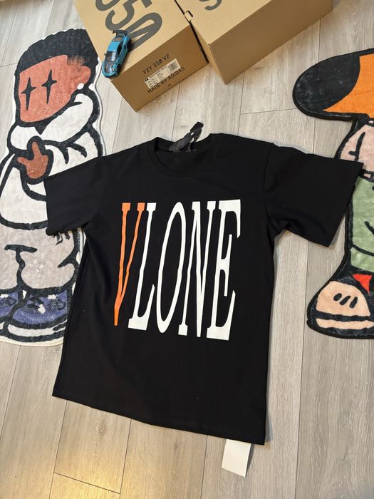 Czarna koszulka VLONE z nadrukiem