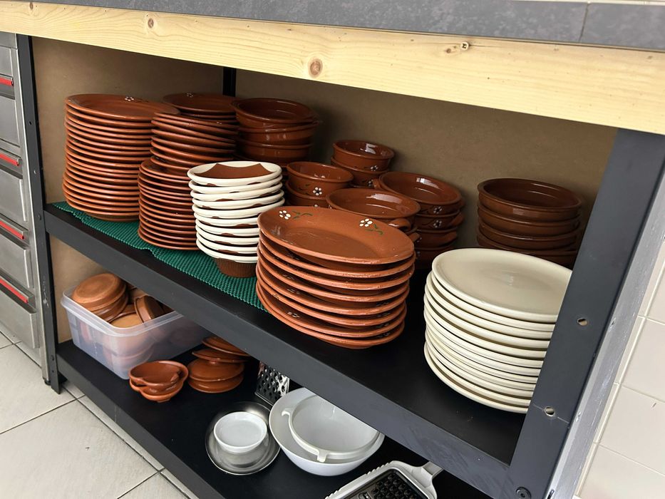 Pratos e taças em barro