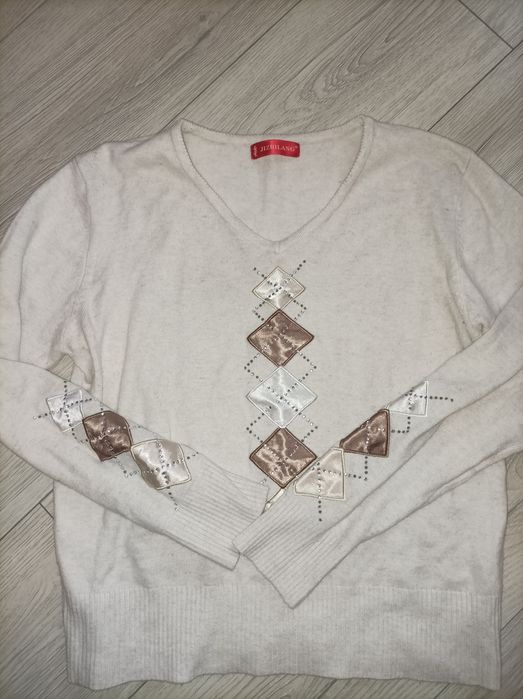 Sweterek z dekoltem v r.m