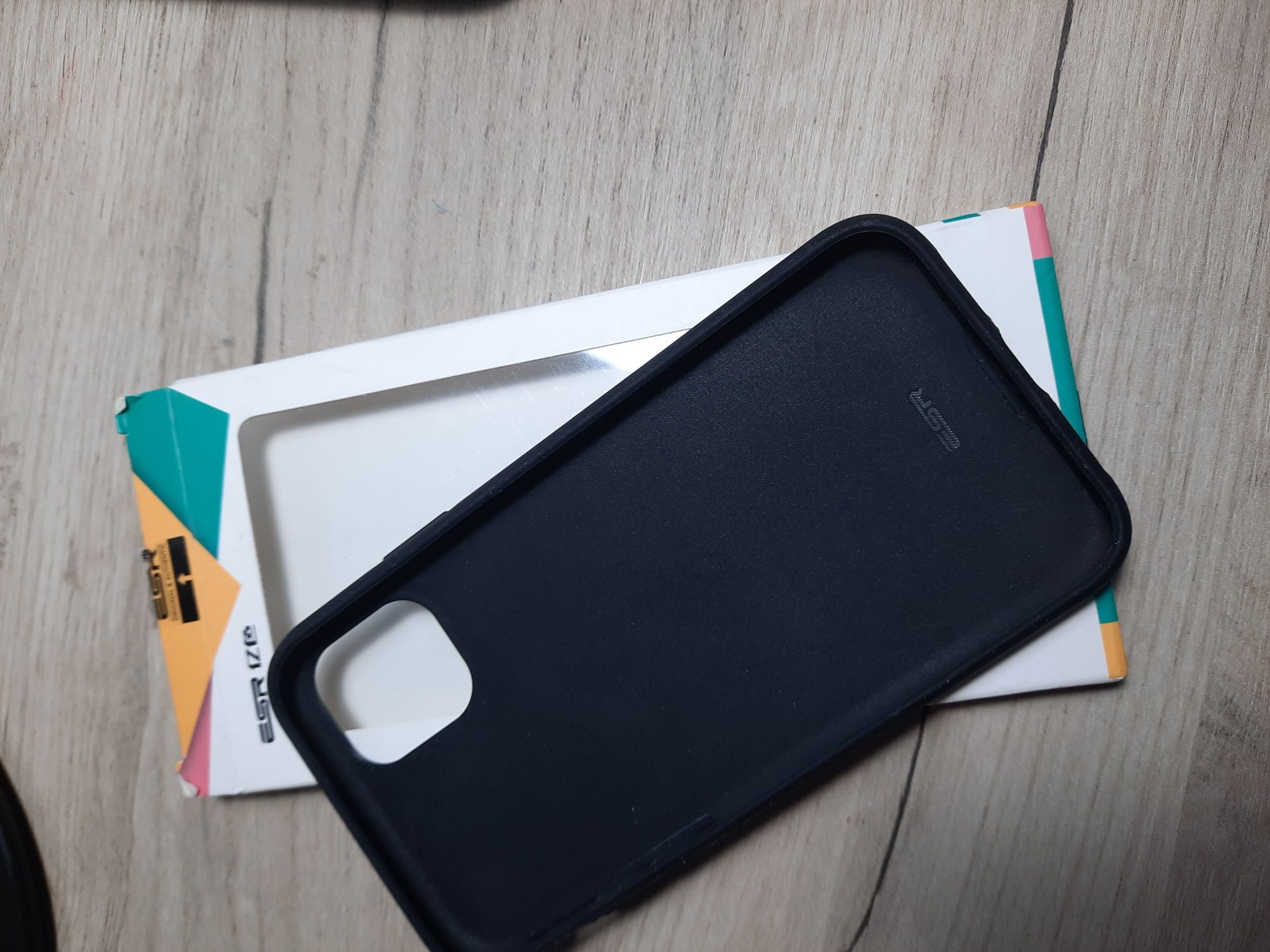 Etui na IPhone 11 ESR z mikrofibrą