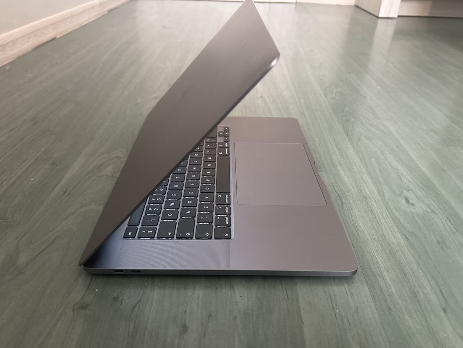 Macbook pro 16 (2019] - Intel i7/ 32 gb ramu / 1Tb SSD - STAN IDEALNY