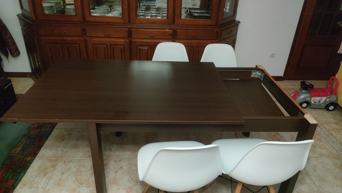 Mesa de sala com 4 cadeiras