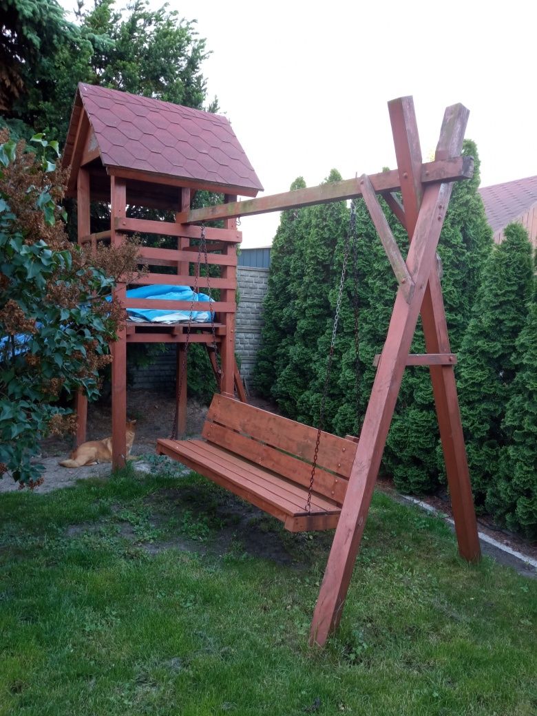 Domek drewniany  huśtawka i zjeżdżalnia