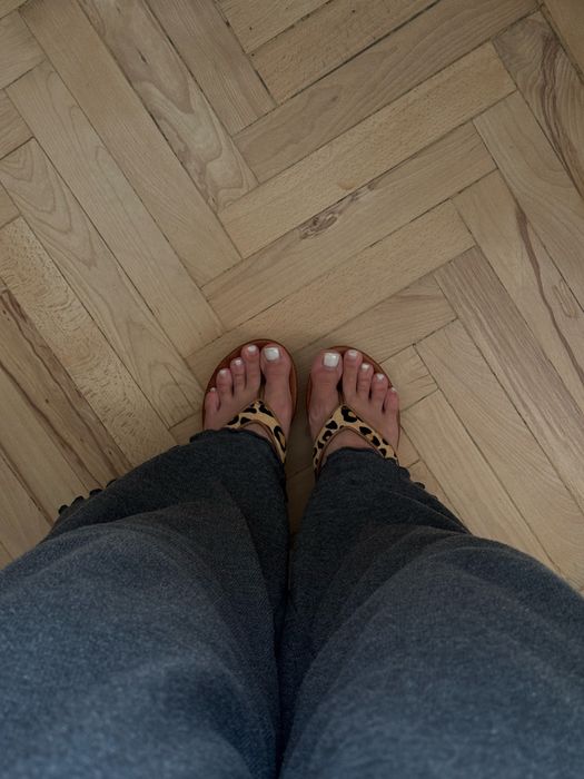 Босоніжки на платформі UGG.