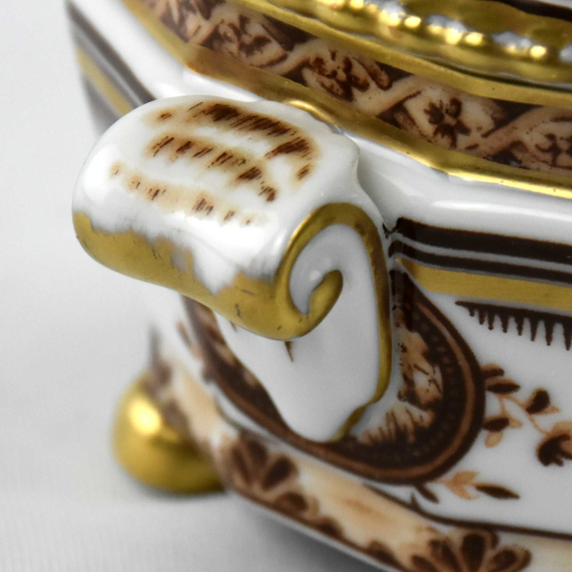 Pequena Terrina em porcelana ricamente decorada “A Arte da Mesa”
