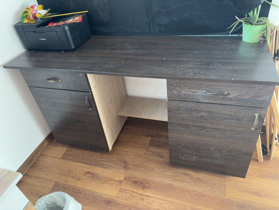 Biurko z długim blatem