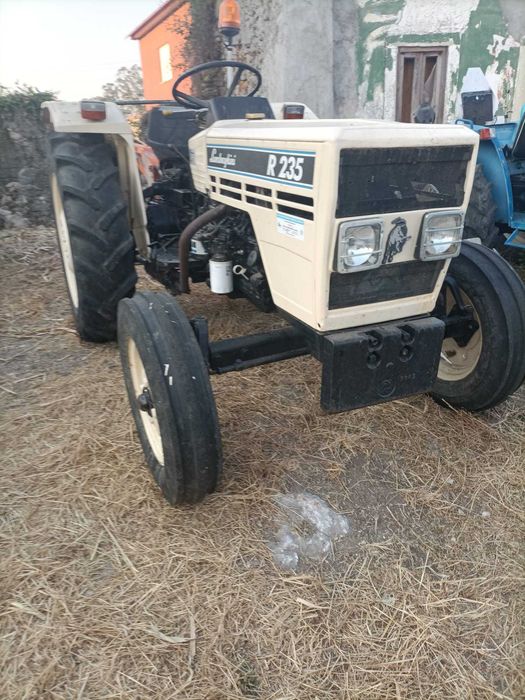 Vendo quatro tratores perfeitamente funcionais para desocupar