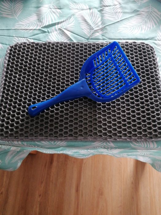 Tapete e pá de gato em bom estado