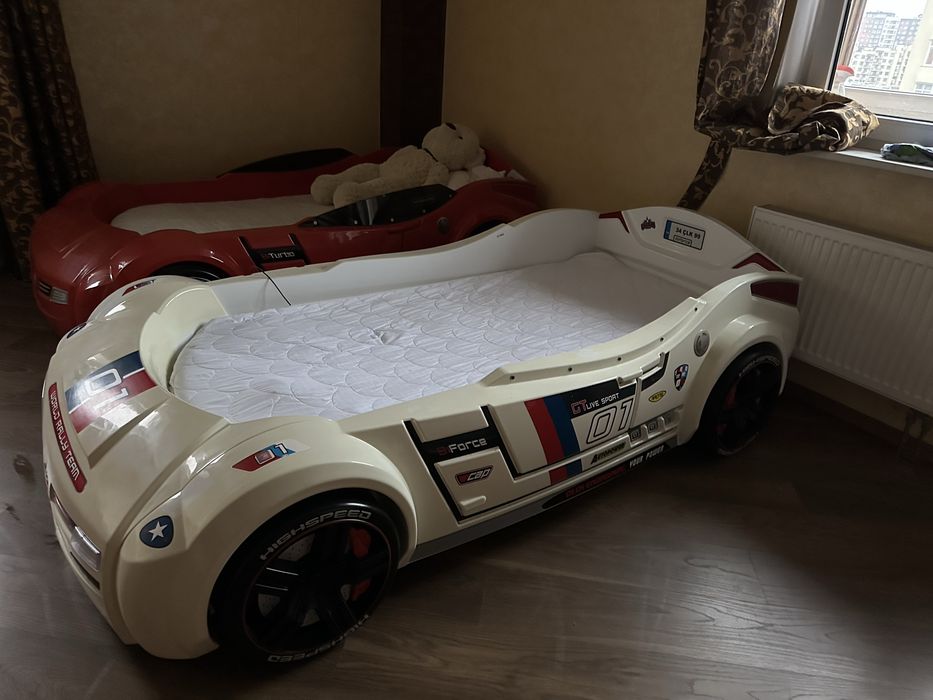 Дитяча кімната для хлопчика. Ліжко-авто з підсвіткою
