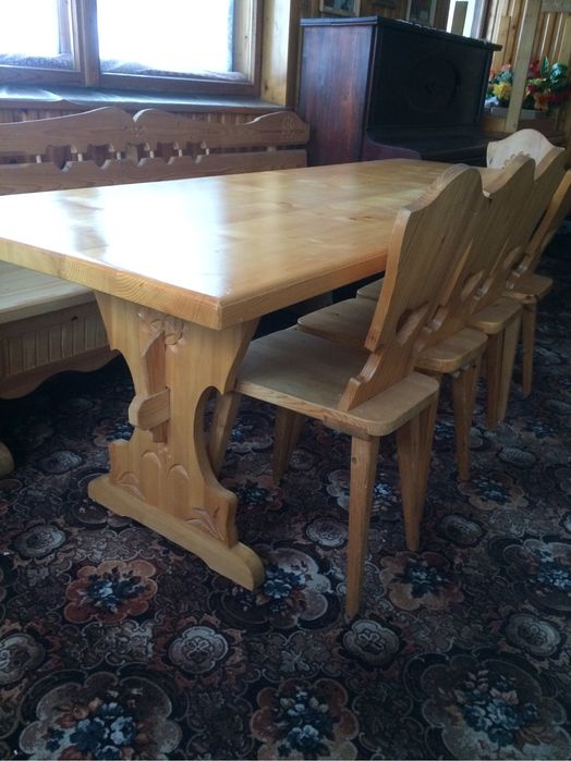 Drewniany stół z ławka i krzesłami