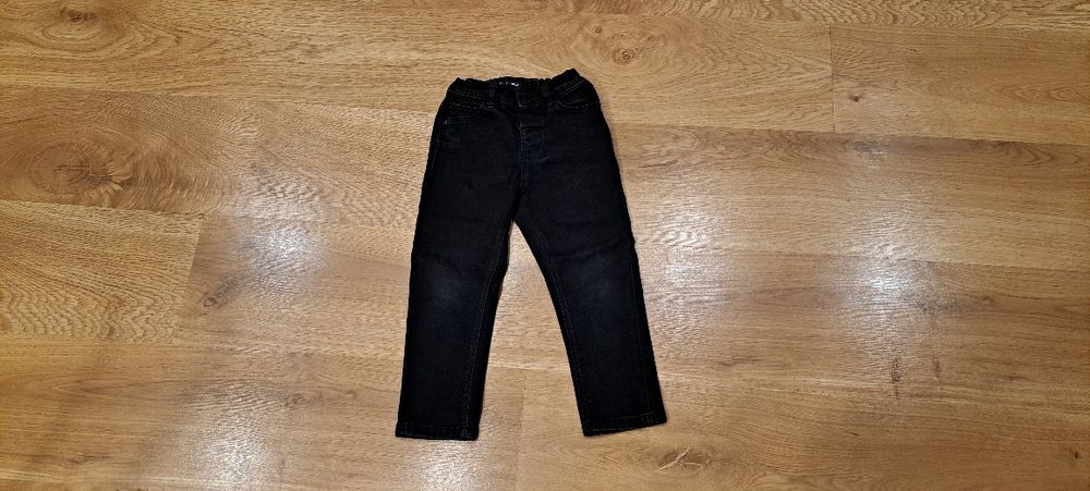 Czarne spodnie jeansowe chłopięce Next r. 98 cm