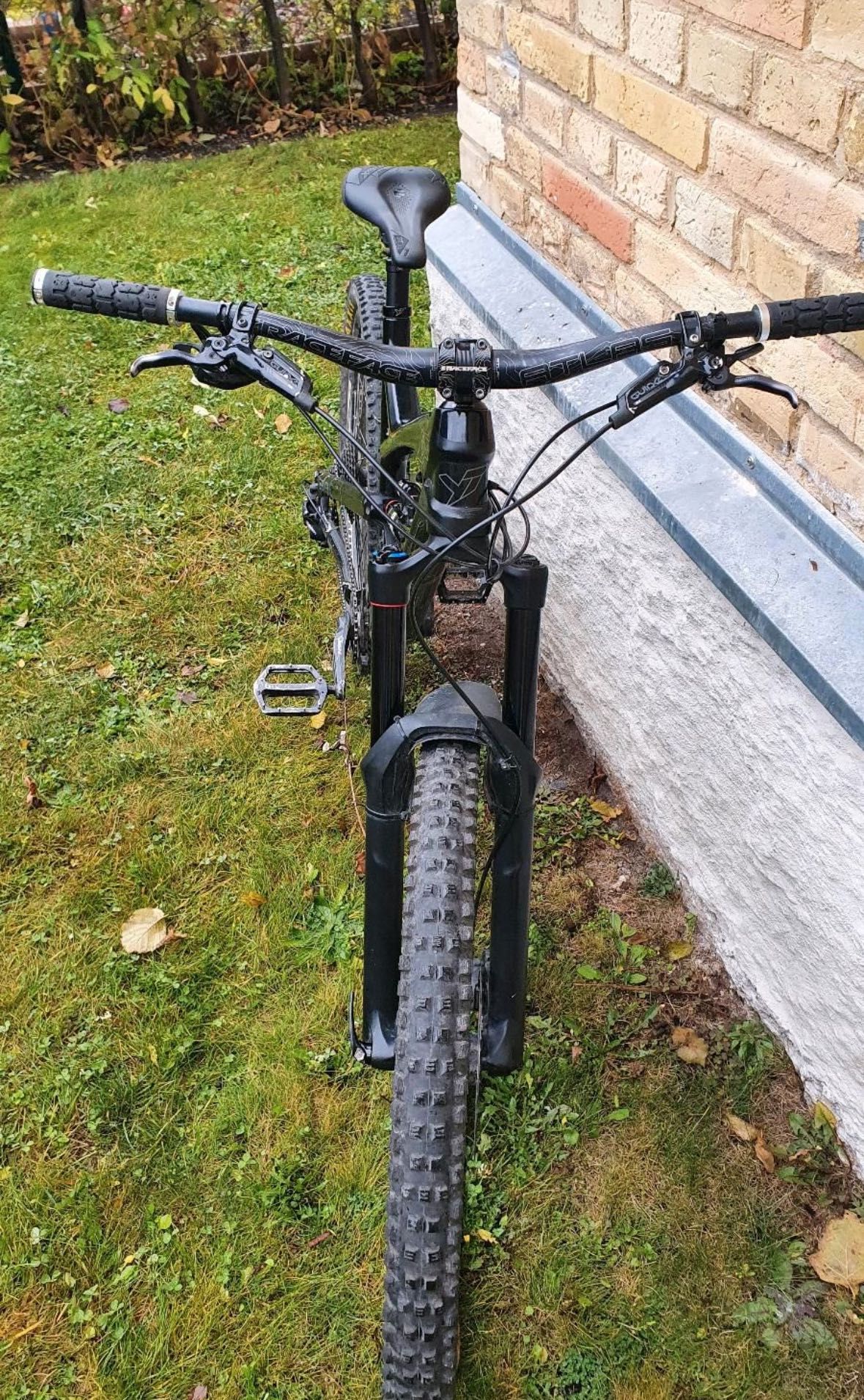 YT Capra CF 2017 M 27,5 Carbon RS Lyrik Monarch RaceFace Guide