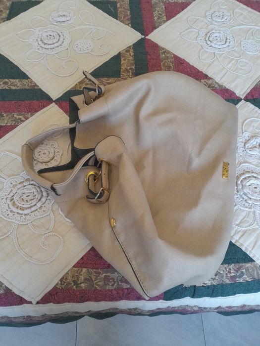 Carteira beje e óculos de sol novos