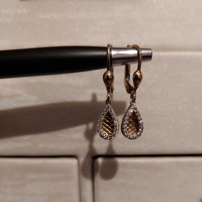 Wiszące złote kolczyki pr. 333 z cyrkoniami - diamentowane