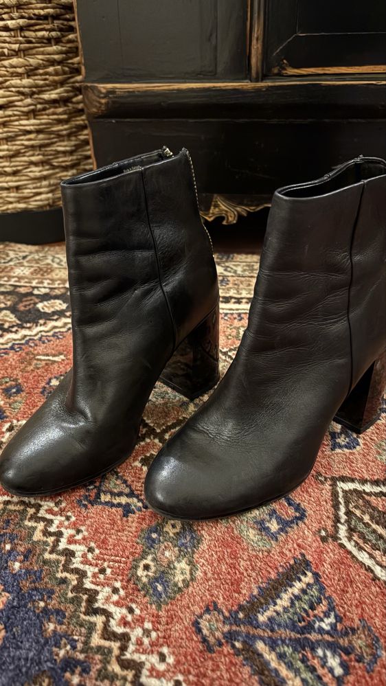 Botas pretas com fecho atras