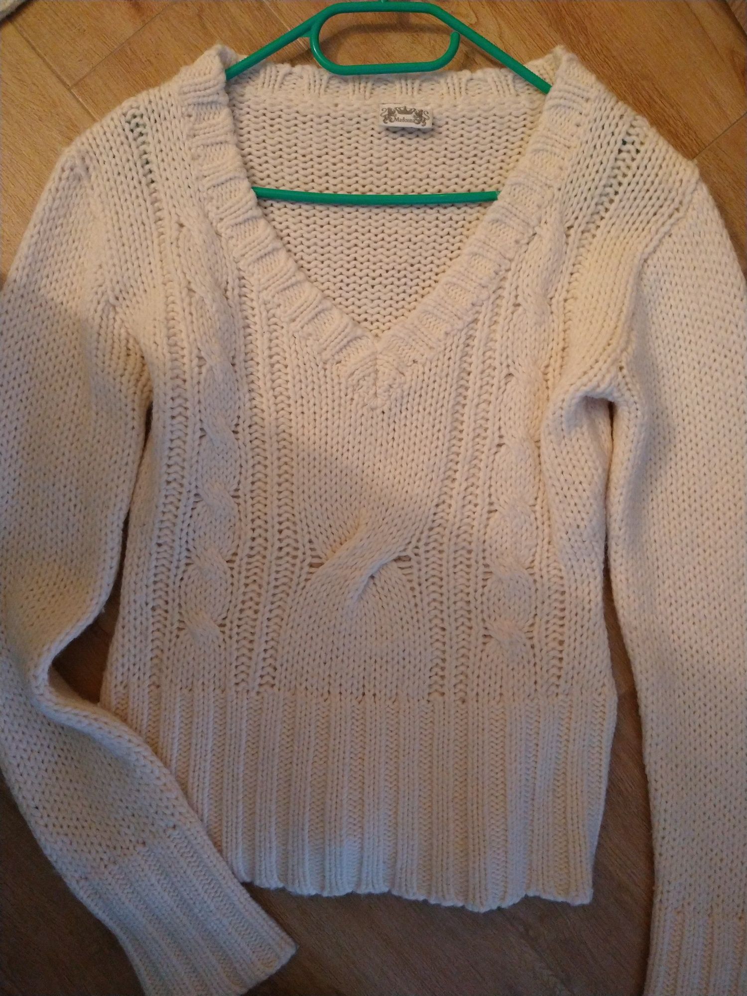 Sweter z dekoltem w serek,
