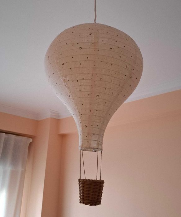 Candeeiro em forma de balãoem tecido e cesto de verga