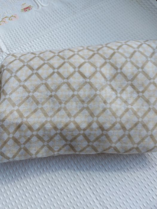 Echarpe Beje com Losangos Caqui. 
Medidas: 69cm x 187cm.