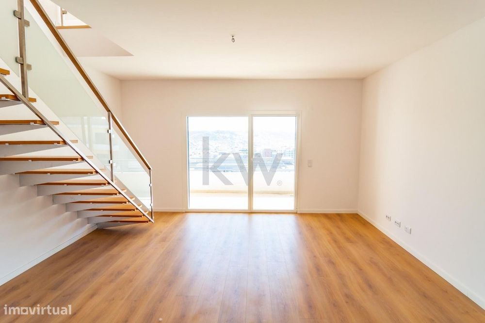 Luxo Raro nas Colinas do Cruzeiro – T3+1 com Mega Box e Terraço Privad