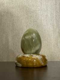 Яйце на підставці з натурального каменю оникс Онікс