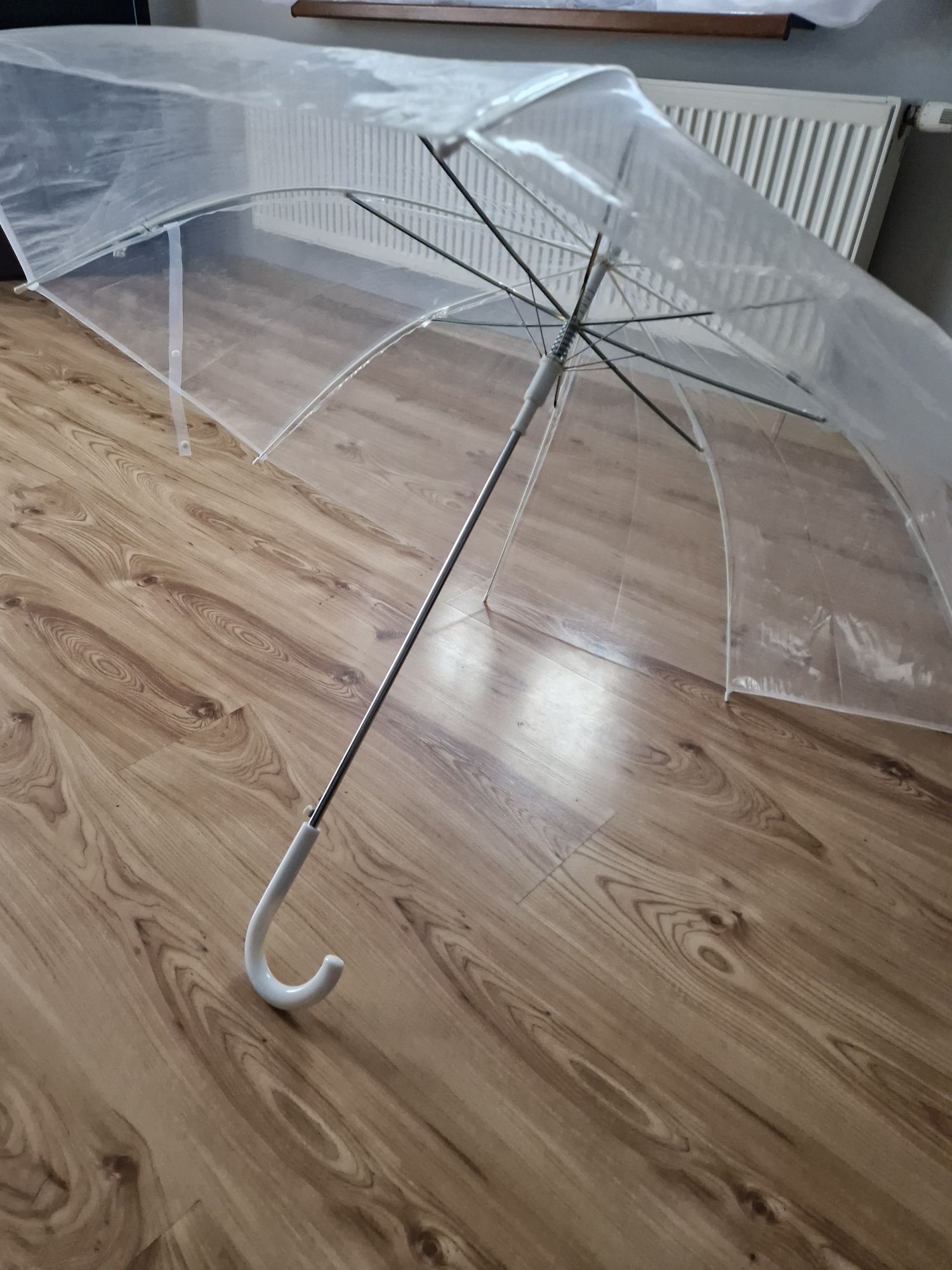Duży, przezroczysty, bezbarwy parasol