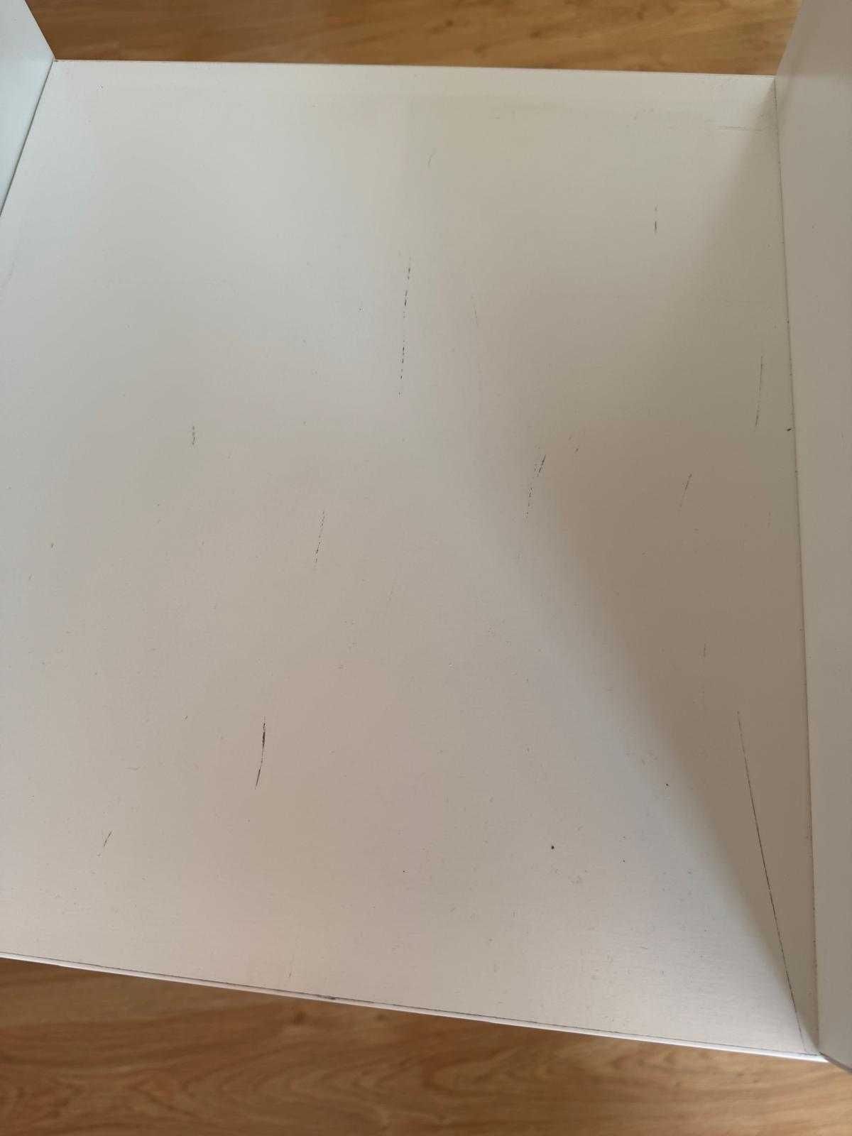 Estantes KALLAX IKEA; gavetas Lekman e mesa de centro