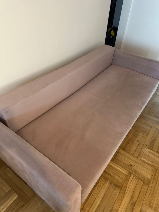 Różowa kanapa z funkcją spania