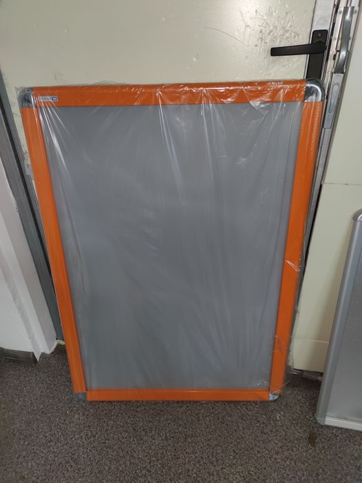 Potykacz scienny ramka aluminiowa