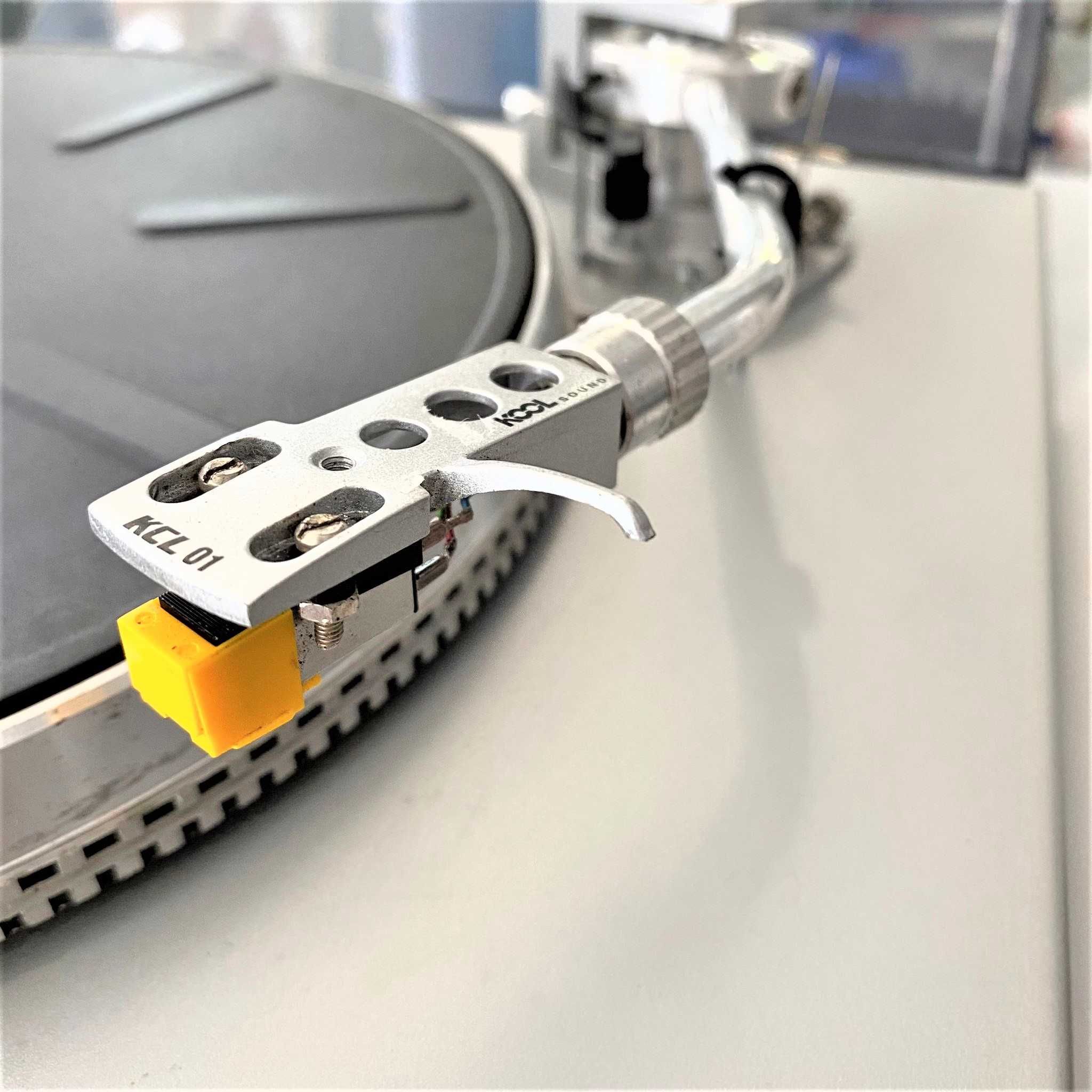 Gira-discos TSUBA PL 730