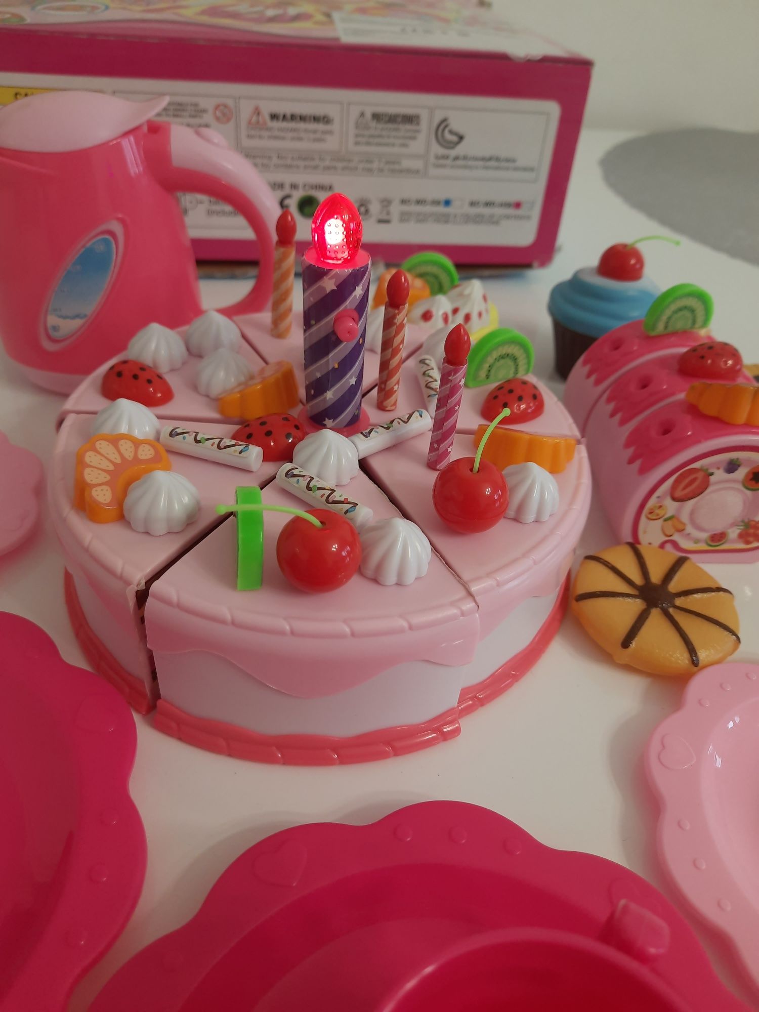 Tort urodzinowy na rzepy do krojenia różowy, zestaw cukierniczy