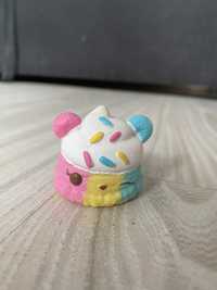 Figurka num noms różowo żółto niebieska babeczka