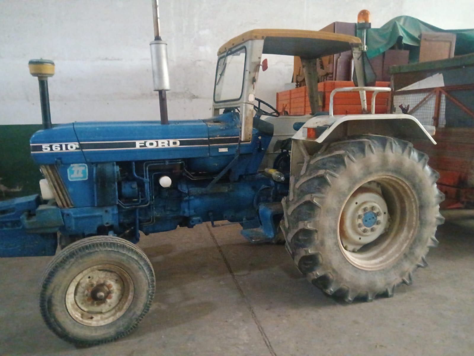 Tractor Agrícola Ford 5610 II com menos de 4.000 horas de serviço
