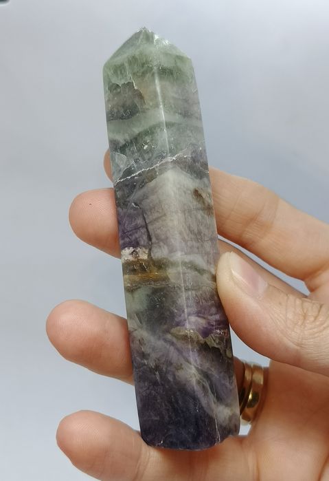 Fluoryt tęczowy wieża obelisk kamień minerał