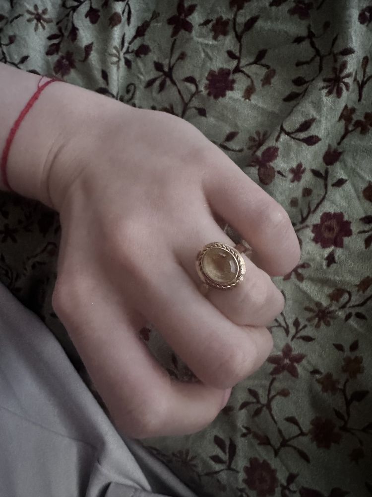 Piękny stary złoty pierścionek z żółtym oczkiem