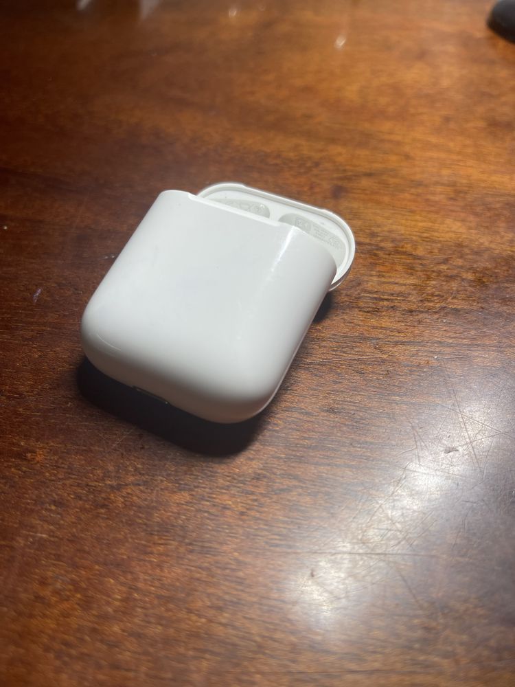Оригінальний зарядний кейс для AirPods 2 + два “подарункові” навушники