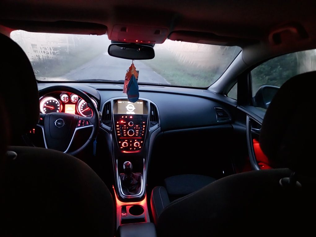 Sprzedam Opla Astrę J  1.4 turbo