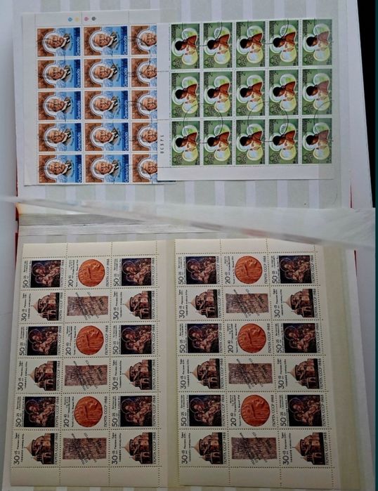 Arkusiki oraz bloczki filatelistyczne.