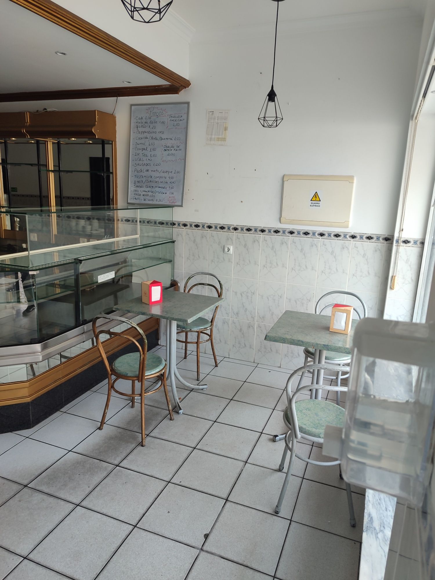 Vitrine e balcões com frio para café